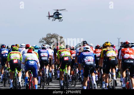 Huy, Belgien. 19. April 2023. TV-Helikopter während der 86. Ausgabe des Herrenrenrenrenrenrenrenrenrennen „La Fleche Wallonne“, ein eintägiges Radrennen (Waalse Pijl - Wallonischer Arrow), 194, 2 km von Herve nach Huy, Mittwoch, 19. April 2023. BELGA FOTO DAVID PINTENS Kredit: Belga News Agency/Alamy Live News Stockfoto