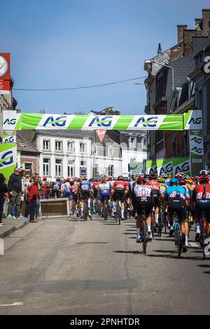 Huy, Belgien. 19. April 2023. Die Abbildung zeigt das Peloton während der 86. Ausgabe des Herrenrenrenrenrenrenrenrenrenrennen „La Fleche Wallonne“, ein eintägiges Radrennen (Waalse Pijl - Wallonischer Pfeil), 194, 2 km von Herve nach Huy, Mittwoch, 19. April 2023. BELGA FOTO DAVID PINTENS Kredit: Belga News Agency/Alamy Live News Stockfoto