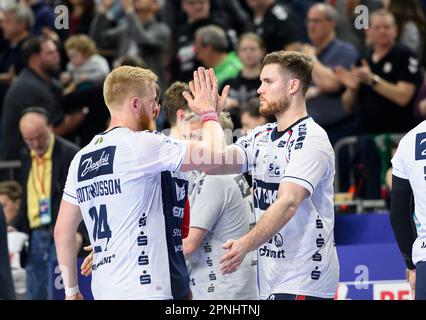 Von links nach rechts Jim GOTTFRIDSSON (FL), Johannes GOLLA (FL) High Five, Spiel für 3. Platz, SG Flensburg-Handewitt (FL) - TBV Lemgo Lippe 28:23, am 16. April 2023 Handball DHB Cup Final Four 2023, von 15,04 - 16.04.2023 Uhr in Köln/Deutschland. Stockfoto