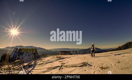 Bucegi-Berge Rumänien nach dem Winter und dem Frühling. Viele Touristen auf den Bergwegen mit einer hellen Sonne und blauem Himmel. Siebenbürgen, Rumänien, Stockfoto