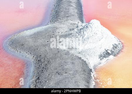 Salzpfannen in den Guérande Salt Gardens, Bretagne, Frankreich Stockfoto