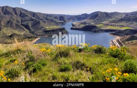 Ein malerischer Blick auf eine Berglandschaft mit einem Gewässer und entfernten Berggipfeln im Hintergrund Stockfoto