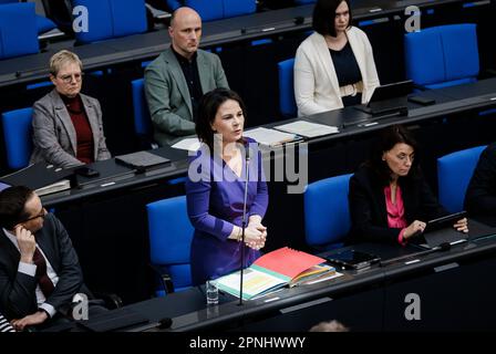 Berlin, Deutschland. 19. April 2023. Annalena Baerbock (Allianz 90/Grüne), Bundesaußenministerin, fotografiert während einer Regierungsbefragung im Deutschen Bundestag in Berlin. 04/19/2023. Kredit: dpa/Alamy Live News Stockfoto