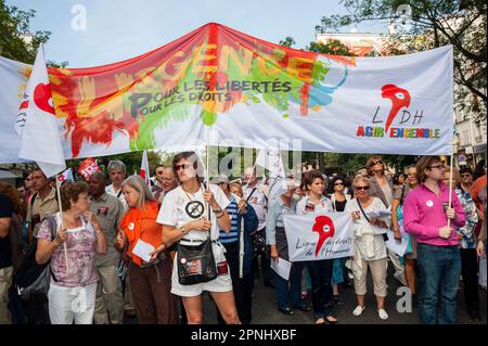 Paris, Frankreich, Demonstration der französischen Gewerkschaften gegen die Wirtschaftskrise, N.G.O. League of Rights of man, Marching, 2010 Stockfoto