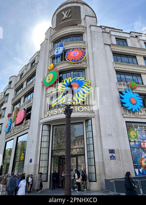 Paris, Frankreich, Menschenmenge draußen, Louis Vuitton, LVMH Luxury Clothing Store auf der Ave. Champs-Elysées, mit modernen Kunstdekorationen von Yayoi KUSAMA, 2023 Stockfoto