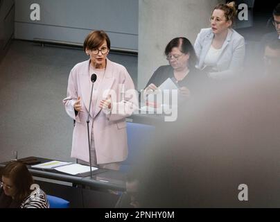 Berlin, Deutschland. 19. April 2023. Bettina stark-Watzinger, Bundesministerin für Bildung und Forschung, nahm an einer Regierungsbefragung im Deutschen Bundestag in Berlin Teil. 04/19/2023. Kredit: dpa/Alamy Live News Stockfoto