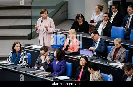 Berlin, Deutschland. 19. April 2023. Bettina stark-Watzinger, Bundesministerin für Bildung und Forschung, nahm an einer Regierungsbefragung im Deutschen Bundestag in Berlin Teil. 04/19/2023. Kredit: dpa/Alamy Live News Stockfoto