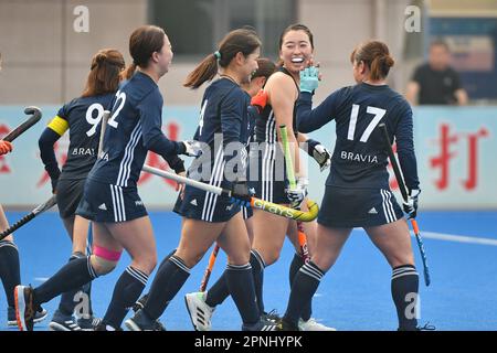 Changzhou, Chinas Provinz Jiangsu. 19. April 2023. Die Spieler von Sony HC feiern beim „Two Lakes Innovation Cup“ 1. das Ergebnis des Spiels zwischen Sony HC und Malaysia in der 3. Runde beim Women's Hockey International Invitational Tournament in Changzhou, Provinz Jiangsu in Ostchina, am 19. April 2023. Kredit: Shi Kang/Xinhua/Alamy Live News Stockfoto