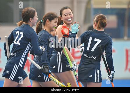 Changzhou, Chinas Provinz Jiangsu. 19. April 2023. Die Spieler von Sony HC feiern beim „Two Lakes Innovation Cup“ 1. das Ergebnis des Spiels zwischen Sony HC und Malaysia in der 3. Runde beim Women's Hockey International Invitational Tournament in Changzhou, Provinz Jiangsu in Ostchina, am 19. April 2023. Kredit: Shi Kang/Xinhua/Alamy Live News Stockfoto