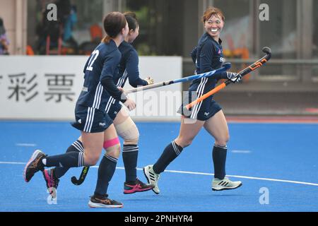 Changzhou, Chinas Provinz Jiangsu. 19. April 2023. Die Spieler von Sony HC feiern beim „Two Lakes Innovation Cup“ 1. das Ergebnis des Spiels zwischen Sony HC und Malaysia in der 3. Runde beim Women's Hockey International Invitational Tournament in Changzhou, Provinz Jiangsu in Ostchina, am 19. April 2023. Kredit: Shi Kang/Xinhua/Alamy Live News Stockfoto