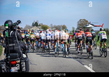 Huy, Belgien. 19. April 2023. Die Abbildung zeigt das Peloton während der 86. Ausgabe des Herrenrenrenrenrenrenrenrenrenrennen „La Fleche Wallonne“, ein eintägiges Radrennen (Waalse Pijl - Wallonischer Pfeil), 194, 2 km von Herve nach Huy, Mittwoch, 19. April 2023. BELGA FOTO DAVID PINTENS Kredit: Belga News Agency/Alamy Live News Stockfoto