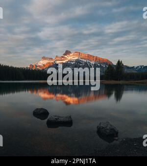 Wunderschöner Sonnenuntergang oder Sonnenaufgang über zwei Jack Lake , Banff National Park, Alberta, Kanada. Zinlion Lakes und Mount Rundle im Hintergrund. Abenteuer Stockfoto