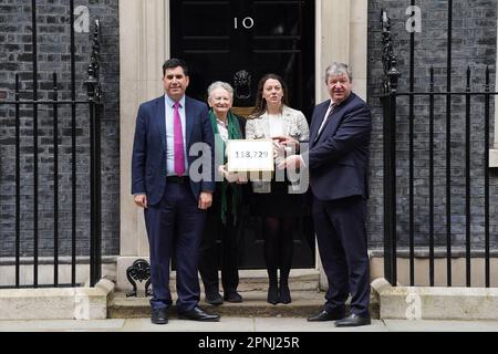 (Von links nach rechts) Richard Burgon, Jenny Jones, Sarah Green und Alistair Carmichael reichen eine von über 100.000 Personen unterzeichnete Petition an die Downing Street 10 in London ein, in der sie die Regierung auffordern, die Anforderungen an die Wählerausweise zu streichen. Nach den neuen Regeln muss jeder, der bei den Kommunalwahlen im nächsten Monat persönlich wählen will, in seinem Wahllokal eine Art Lichtbildausweis vorlegen, was in England zum ersten Mal obligatorisch ist. Bilddatum: Mittwoch, 19. April 2023. Stockfoto