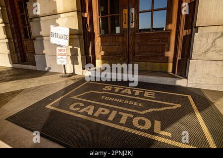 Nashville, Tennessee, USA. 17. April 2023. Ein Eingang zum Tennessee State Capitol während des ?''Moral Monday?'? Rallye zur Bekämpfung von Waffengewalt am 17. April 2023 in Nashville, Tennessee. Nach der Schießerei an der Covenant School in der Green Hills Nachbarschaft Nashville haben sich Organisationen in den USA mobilisiert Vertreter: Justin Jones? (?D-Nashville?) und ?U.S. Vertreter: Justin J. Pearson? (D-Memphis?)? Wer hat gezeichnet? "Nationale Aufmerksamkeit? "Die Durchsetzung von Gesetzen zur Waffensicherheit. (Kreditbild: © Michaal Nigro/Pacific Press via ZUMA Press Wire) NUR REDAKTIONELLE VERWENDUNG! Nicht für Commer Stockfoto