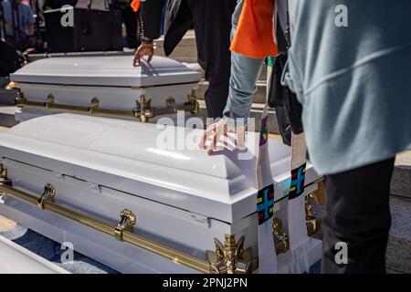 Nashville, Tennessee, USA. 17. April 2023. Waffenverteidiger und Glaubensführer legen ihre Hände auf leere Särge und symbolisieren die Opfer vor dem Tennessee Capitol für einen "moralischen Montag?"? Rallye zur Bekämpfung von Waffengewalt am 17. April 2023 in Nashville, Tennessee. Nach der Schießerei an der Covenant School in der Green Hills Nachbarschaft Nashville haben sich Organisationen in den USA mobilisiert Vertreter: Justin Jones? (?D-Nashville?) und ?U.S. Vertreter: Justin J. Pearson? (??D-Memphis?)? Wer hat gezeichnet? "Nationale Aufmerksamkeit? "Die Durchsetzung von Gesetzen zur Waffensicherheit. (Kreditbild: © Mic Stockfoto