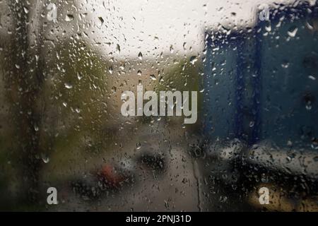 Das Glas eines Fensters mit natürlichen Regentropfen (Wassertropfen) Stockfoto