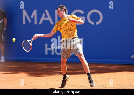 Barcelona, Spanien. 19. April 2023. BARCELONA, SPANIEN - 19. APRIL: Alexander Shevchenko während des Barcelona Open Banc Sabadell 70 Trofeo Conde de Godo Spiels gegen Alex de Minaur und Alexander Shevchenko im Real Club de Tenis Barcelona am 19. April 2023 in Barcelona, Spanien (Bild: © David Ramirez/DAX via ZUMA Press Wire) NUR REDAKTIONELLE VERWENDUNG! Nicht für den kommerziellen GEBRAUCH! Stockfoto