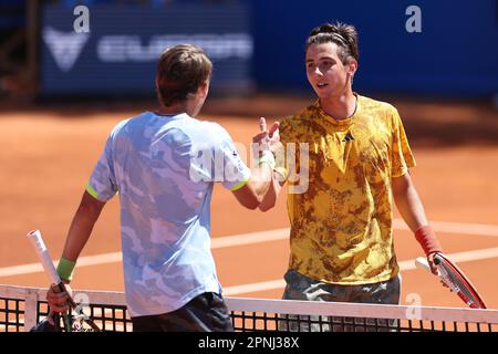 Barcelona, Spanien. 19. April 2023. BARCELONA, SPANIEN - 19. APRIL: Alexander Shevchenko mit Alex de Minaurwährend des Barcelona Open Banc Sabadell 70 Trofeo Conde de Godo Spiels gegen Alex de Minaur und Alexander Shevchenko im Real Club de Tenis Barcelona am 19. April 2023 in Barcelona, Spanien (Bild: © David Ramirez/DAX via ZUMA Press Wire) NUR REDAKTIONELLE VERWENDUNG! Nicht für den kommerziellen GEBRAUCH! Stockfoto