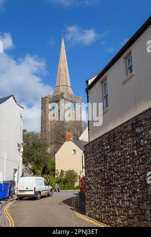 St Mary's Chuch Steeple, Tenby, Pembrokeshire, Wales, Großbritannien, Vor einem tiefen blauen Himmel mit flauschigen Wolken Stockfoto