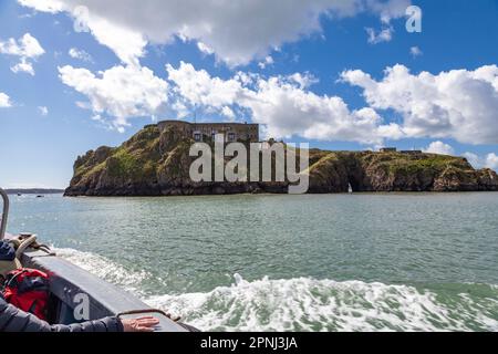 Tenby, Pembrokeshire, Wales, Vereinigtes Königreich: St. Catherine’s Fort – eine Festung aus dem 19. Jahrhundert – vom Meer aus gesehen Stockfoto