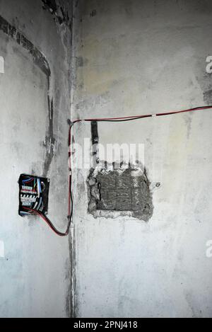 Gefährliche Elektroinstallationen in einem Gebäude Stockfoto