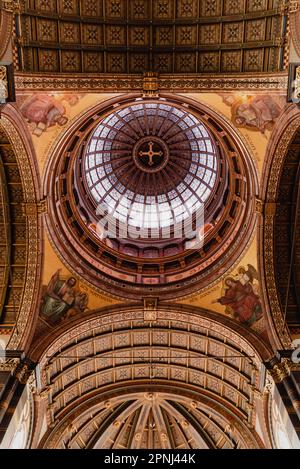 16.04.2023. Amsterdam, Niederlande. Die St. Nikolaus Basilika ist die wichtigste römisch-katholische Kirche in der Innenstadt. In der Nähe des Amsterdamer Zentrums Stockfoto