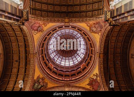 16.04.2023. Amsterdam, Niederlande. Die St. Nikolaus Basilika ist die wichtigste römisch-katholische Kirche in der Innenstadt. In der Nähe des Amsterdamer Zentrums Stockfoto