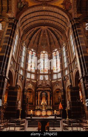 16.04.2023. Amsterdam, Niederlande. Die St. Nikolaus Basilika ist die wichtigste römisch-katholische Kirche in der Innenstadt. In der Nähe des Amsterdamer Zentrums Stockfoto