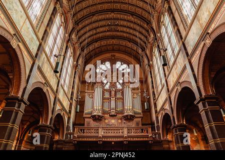 16.04.2023. Amsterdam, Niederlande. Die St. Nikolaus Basilika ist die wichtigste römisch-katholische Kirche in der Innenstadt. In der Nähe des Amsterdamer Zentrums Stockfoto