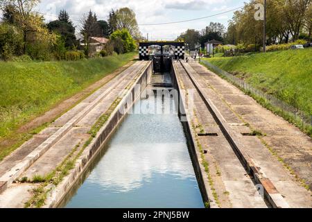 An der Kreuzung des Canal des Deux-Mers und des Canal de Montauban ermöglichte die am 9. Juli 1974 in Betrieb genommene Pente d'Eau de Montech (Montech Wasserhang) den Austausch von fünf geschlossenen Schleusen am Canal de Garonne. Er wurde von 1974 bis 2009 betrieben. Nach den Sanierungsarbeiten ist der Wasserhang zu einer touristischen Stätte geworden, die seit 2021 Besucher willkommen heißt, um den Fluss und das industrielle Erbe der Region zu entdecken. Diese Schleusen wurden für die Durchfahrt von Vergnügungsbooten erhalten. Reserviert für Boote von 30 bis 40 Metern, spart der Wasserhang 45 Minuten Zeit. Das Prinzip ist, einzuziehen Stockfoto