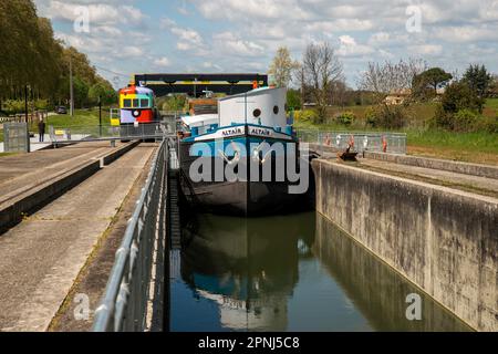 An der Kreuzung des Canal des Deux-Mers und des Canal de Montauban ermöglichte die am 9. Juli 1974 in Betrieb genommene Pente d'Eau de Montech (Montech Wasserhang) den Austausch von fünf geschlossenen Schleusen am Canal de Garonne. Er wurde von 1974 bis 2009 betrieben. Nach den Sanierungsarbeiten ist der Wasserhang zu einer touristischen Stätte geworden, die seit 2021 Besucher willkommen heißt, um den Fluss und das industrielle Erbe der Region zu entdecken. Diese Schleusen wurden für die Durchfahrt von Vergnügungsbooten erhalten. Reserviert für Boote von 30 bis 40 Metern, spart der Wasserhang 45 Minuten Zeit. Das Prinzip ist, einzuziehen Stockfoto