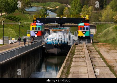 An der Kreuzung des Canal des Deux-Mers und des Canal de Montauban ermöglichte die am 9. Juli 1974 in Betrieb genommene Pente d'Eau de Montech (Montech Wasserhang) den Austausch von fünf geschlossenen Schleusen am Canal de Garonne. Er wurde von 1974 bis 2009 betrieben. Nach den Sanierungsarbeiten ist der Wasserhang zu einer touristischen Stätte geworden, die seit 2021 Besucher willkommen heißt, um den Fluss und das industrielle Erbe der Region zu entdecken. Diese Schleusen wurden für die Durchfahrt von Vergnügungsbooten erhalten. Reserviert für Boote von 30 bis 40 Metern, spart der Wasserhang 45 Minuten Zeit. Das Prinzip ist, einzuziehen Stockfoto