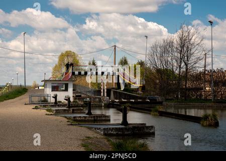 An der Kreuzung des Canal des Deux-Mers und des Canal de Montauban ermöglichte die am 9. Juli 1974 in Betrieb genommene Pente d'Eau de Montech (Montech Wasserhang) den Austausch von fünf geschlossenen Schleusen am Canal de Garonne. Er wurde von 1974 bis 2009 betrieben. Nach den Sanierungsarbeiten ist der Wasserhang zu einer touristischen Stätte geworden, die seit 2021 Besucher willkommen heißt, um den Fluss und das industrielle Erbe der Region zu entdecken. Diese Schleusen wurden für die Durchfahrt von Vergnügungsbooten erhalten. Reserviert für Boote von 30 bis 40 Metern, spart der Wasserhang 45 Minuten Zeit. Das Prinzip ist, einzuziehen Stockfoto