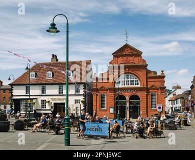 BEVERLEY, Großbritannien - 21. JULI 2022: Gäste genießen einen entspannten Morgen an einem schönen, sonnigen Frühlingstag auf dem samstags von Geschäften umgebenen Markt am 21. Juni Stockfoto