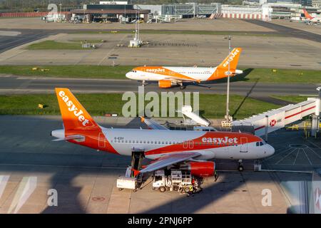 Luftaufnahme eines Flugzeugs, das am Flughafen betankt und Gepäck geladen wird, Easyjet Flugzeug, das am Flughafen, Großbritannien, umgedreht wird Stockfoto