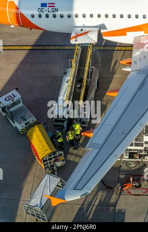 Flugzeug wird betankt und Gepäck am Flughafen geladen, Easyjet Flugzeug wird am Flughafen, Großbritannien, umgedreht Stockfoto