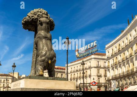 Die Bärenstatue und der Erdbeerbaum, Tio Pepe-Schild, Plaza de Sol, Madrid Spanien. ‚El Oso y el Madroño‘ Stockfoto