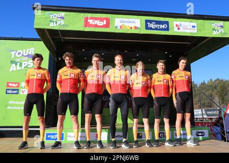 Brentonico San Valentino, Italien. 19. April 2023. UCI Tour of the Alps Road Cycling Race, dritte Etappe von Ritten nach Brentonico San Valentino; Norwegens Uno-X Pro Cycling Team Credit: Action Plus Sports/Alamy Live News Stockfoto