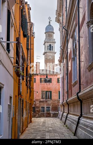 Malerische Straße mit dem Glockenturm der Kirche San Pantalon, Venedig, Veneto, Italien Stockfoto