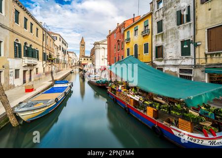 Lebensmittelmarktboot auf dem Rio di San Barnaba Kanal, Dorsoduro, Venedig, Venetien, Italien Stockfoto