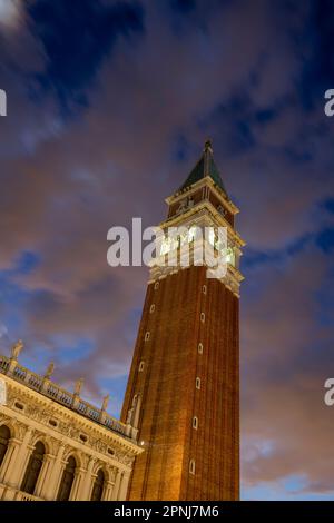 St. Marks Campanile bei Sonnenuntergang, Venedig, Veneto, Italien Stockfoto