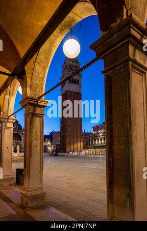 Piazza San Marco (Markusplatz) mit Markusplatz Campanile bei Sonnenaufgang, Venedig, Veneto, Italien Stockfoto