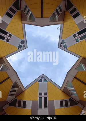 Die Cube Houses sind berühmte Attraktionen in Rotterdam aufgrund ihrer Formen. Es gibt Büros, Wohnungen und auch Ahostel. Cube Houses oder Kubuswoningen in Niederländisch A. Stockfoto