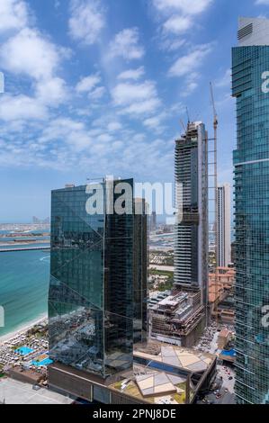 Dubai, Vereinigte Arabische Emirate - 2. April 2023: Hotels und Neubauten entlang der Jumeirah Beach Residence oder JBR Beach Stockfoto