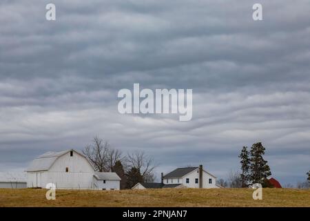 Amish-Haus und Scheune unter Stratocumulus Clouds in Central Michigan, USA [Keine Eigentumsfreigabe; nur redaktionelle Lizenzierung] Stockfoto