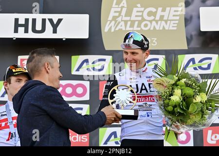 Huy, Belgien. 19. April 2023. Der ehemalige belgische Radfahrer Philippe Gilbert übergibt die Trophäe an den Gewinner des slowenischen Tadej Pogacar vom Team Emirates der Vereinigten Arabischen Emirate auf dem Podium der 86. Ausgabe des Herrenrenrenrenrenrenrenrenrennen „La Fleche Wallonne“, einem eintägigen Radrennen (Waalse Pijl - WallonArrow), 194, 2 km von Herve nach Huy, Mittwoch, 19. April 2023. BELGA PHOTO DIRK WAEM Credit: Belga News Agency/Alamy Live News Stockfoto