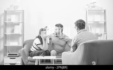 Paar sitzt bei Psychologen Lösung Aggression Problem, Familie Anwalt Stockfoto