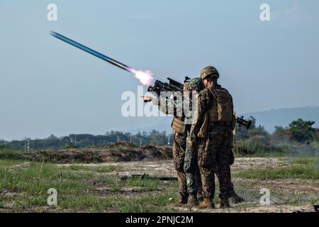 San Antonio, Philippinen. 17. April 2023. USA Marines mit dem 3D. Luftschutzbataillon feuert eine simulierte FIM-92 Stinger-Boden-Luft-Rakete während Balikatan 23 in der Marinestation Leovigildo Gantioqui, Philippinen ab, 17. April 2023 in San Antonio, Zambales, Luzon, Philippinen. Kredit: CPL. Kyle Chan/U.S. Marine Corps/Alamy Live News Stockfoto