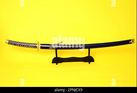 Samurai-Schwert, Katana, Wakizashi, Tanto, isoliert auf gelbem Hintergrund Stockfoto