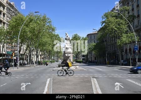 Die gran Via de les cortes catalanes im Alltag mit einer historischen Statue als Straßenseite Stockfoto